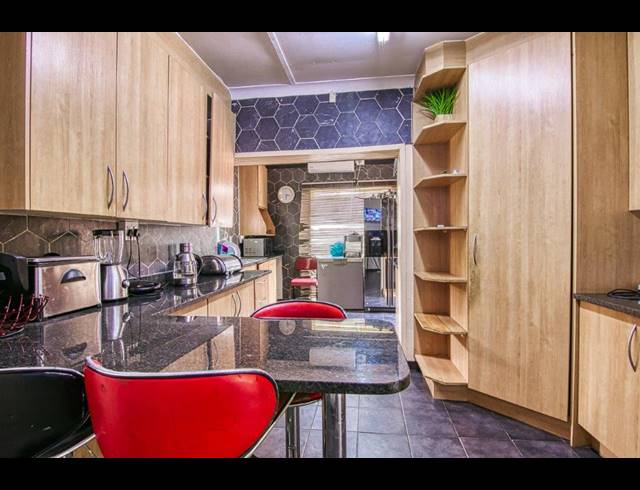 3 BEDROOM APARTMENT FOR SALE IN KENSINGTON B